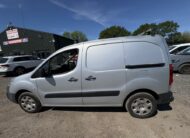 2017 Peugeot Partner – Model: Partner SE L1 Blue HDi – MD17XMM