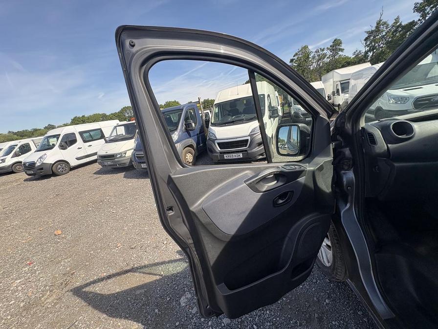 2017 Vauxhall Vivaro Combi – Model: Vivaro  Combi CDTi S/S – LK17WKB