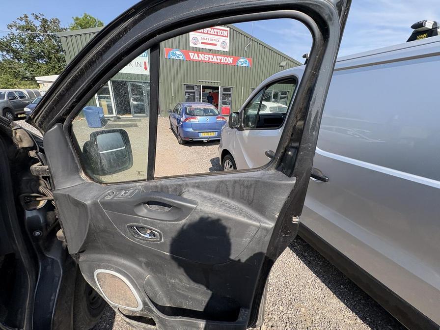 2015 Vauxhall Vivaro – Model: Vivaro  2900 Sportive CDTi – LM15HVW