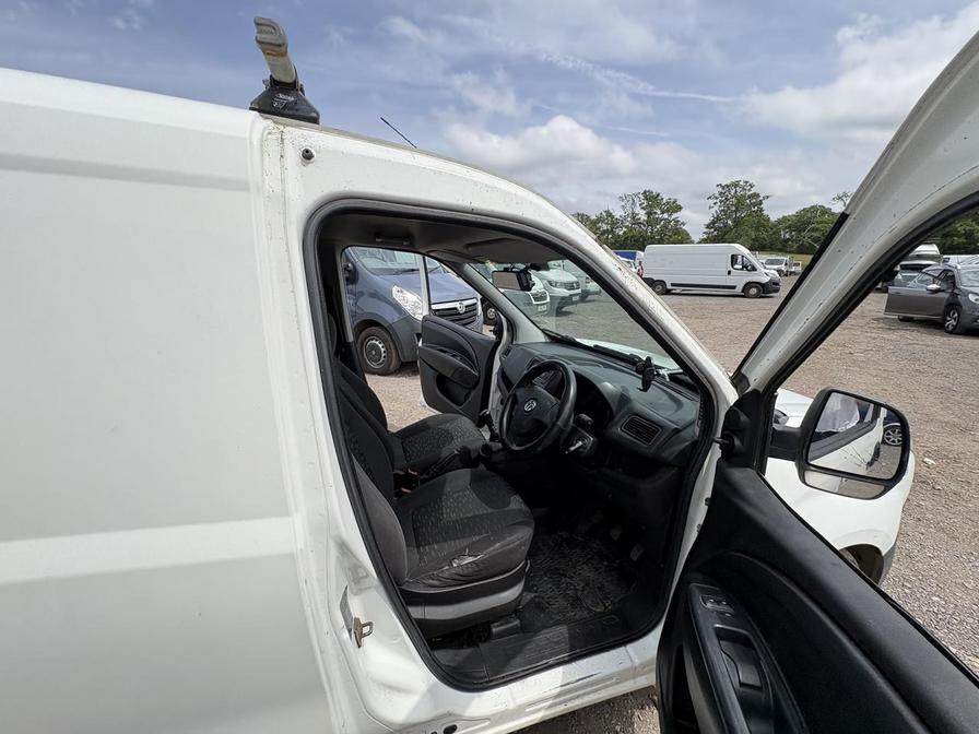 2014 Vauxhall Combo – Model: Combo 2000 L1H1 CDTi – RK64THX