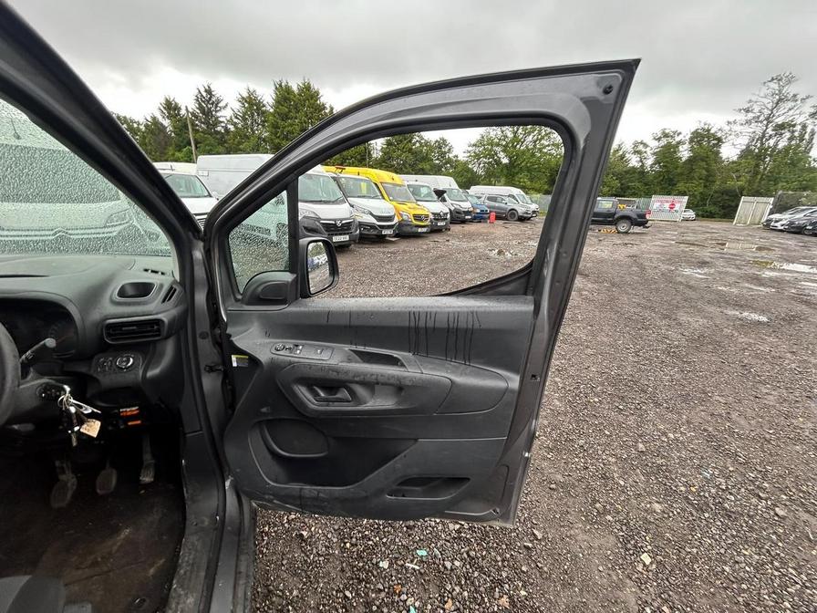 2022 Vauxhall Combo – Model: Combo 2300 Sportive TD – OV22URP