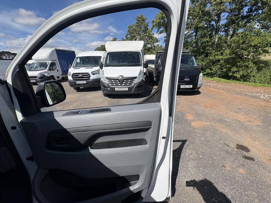 2018 Peugeot Expert – Model: Expert Professional Standard Blue HDi – KW18GVU