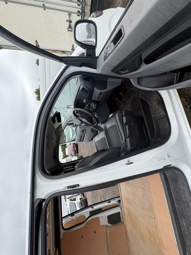 2021 Vauxhall Vivaro – Model: Vivaro 2700 Sportive S/S – KJ21MUU