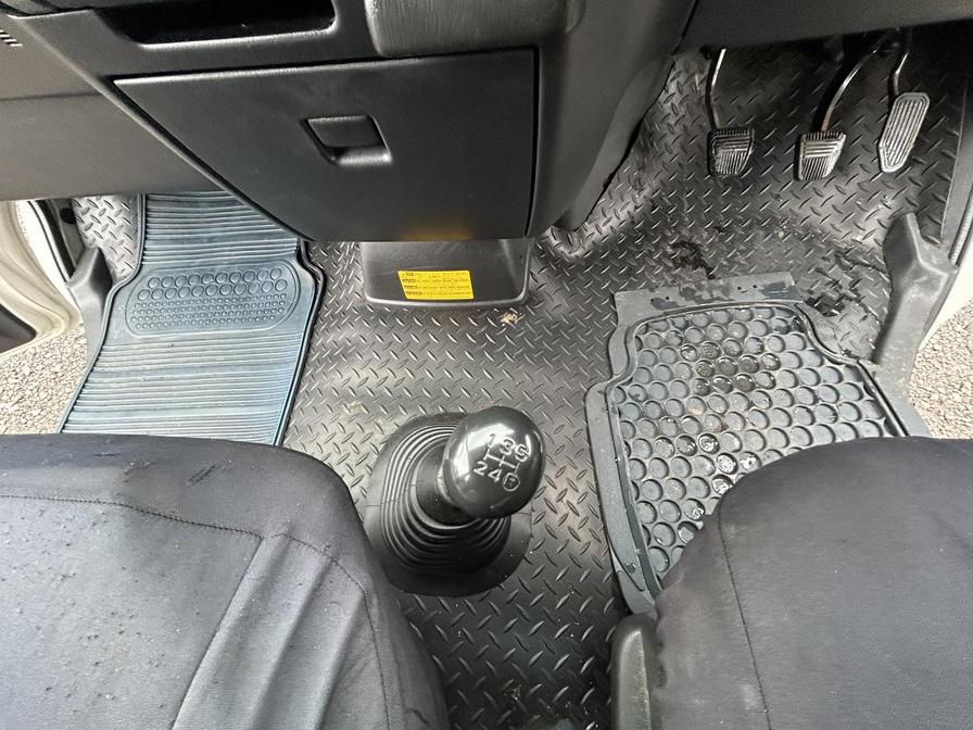 2011 Toyota HIAce – Model: Hiace 280 D-4D 95 SWB – FT11DGU