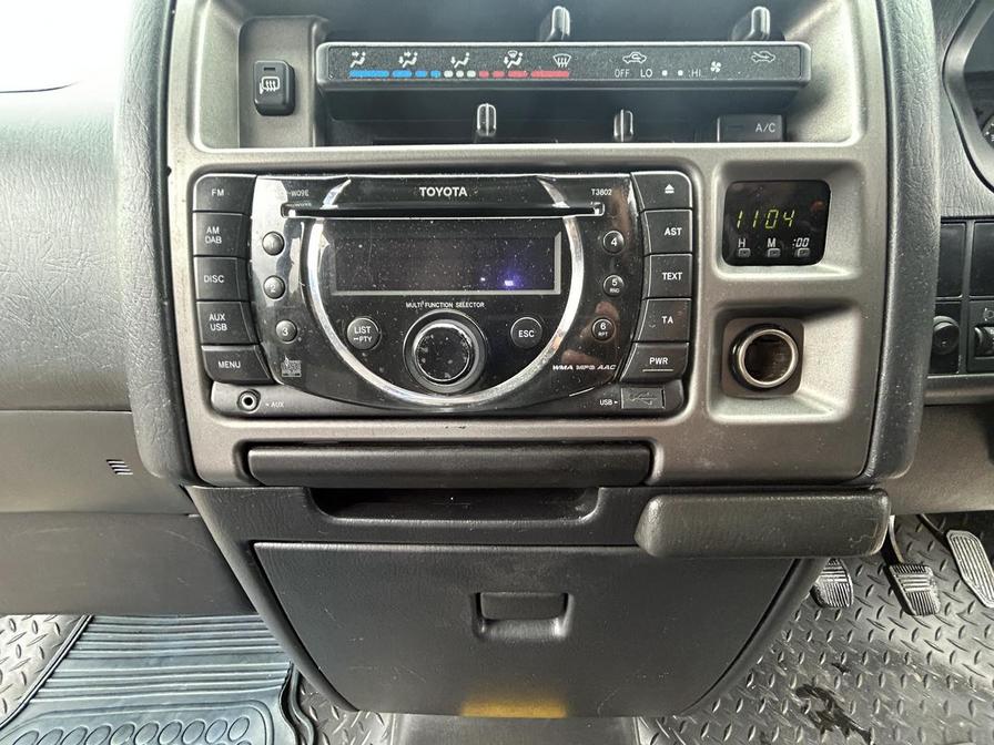 2011 Toyota HIAce – Model: Hiace 280 D-4D 95 SWB – FT11DGU