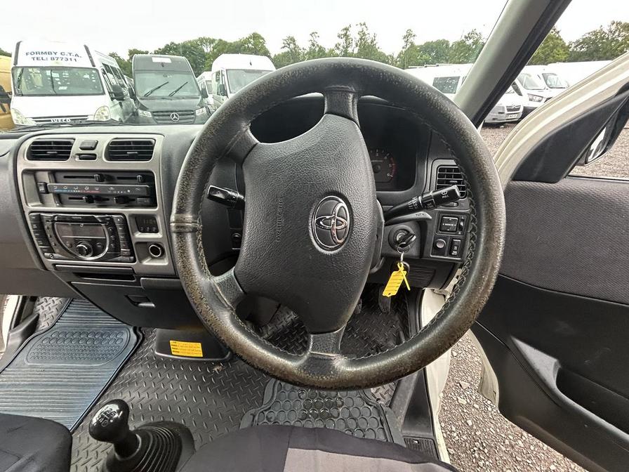 2011 Toyota HIAce – Model: Hiace 280 D-4D 95 SWB – FT11DGU