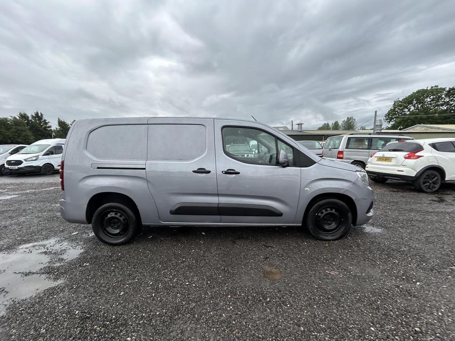 2019 Vauxhall Combo – Model: Combo 2300 Sportive S/S – DT19CDE