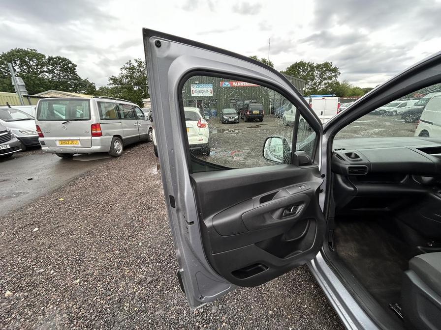 2019 Vauxhall Combo – Model: Combo 2300 Sportive S/S – DT19CDE