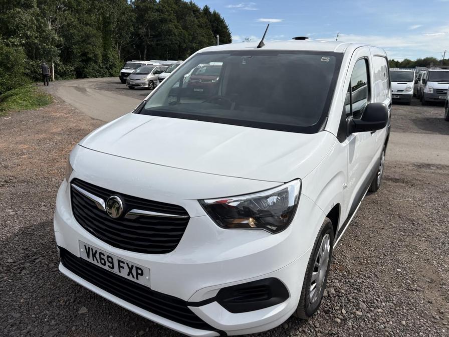 2019 Vauxhall Combo – Model: Combo 2000 Sportive S/S – VK69FXP