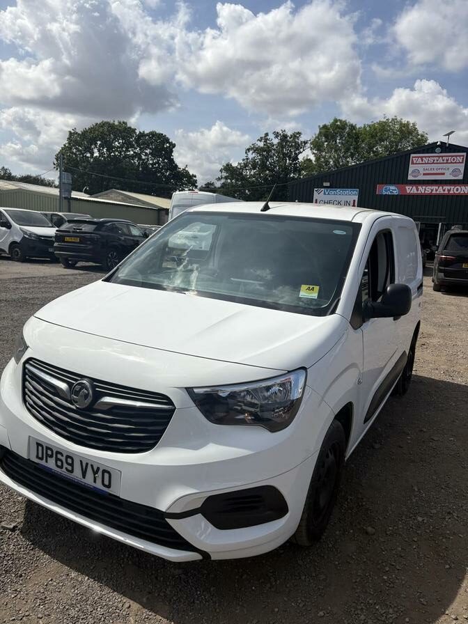 2019 Vauxhall Combo – Model: Combo 2300 Sportive S/S – DP69VYO