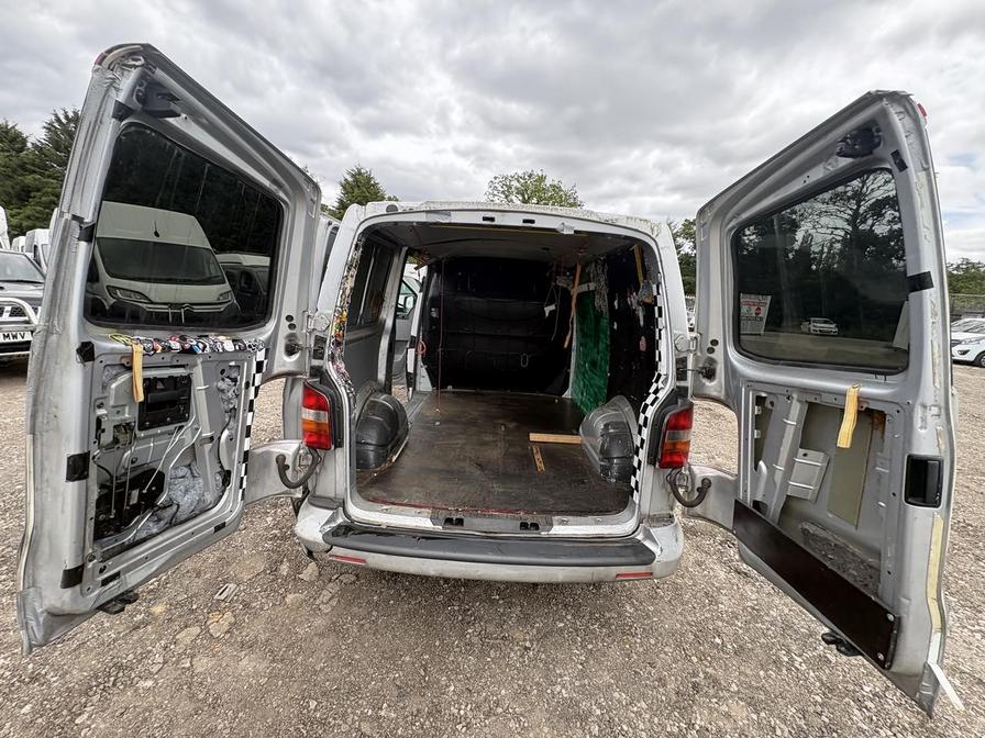 2006 Volkswagen Transporter – Model: Transporter T30 130 TDI SWB Automatic – WU06UJF