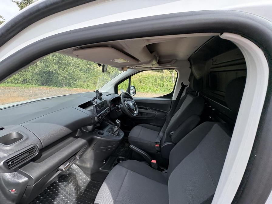 2019 Vauxhall Combo – Model: Combo 2000 Sportive S/S – VK69FXP