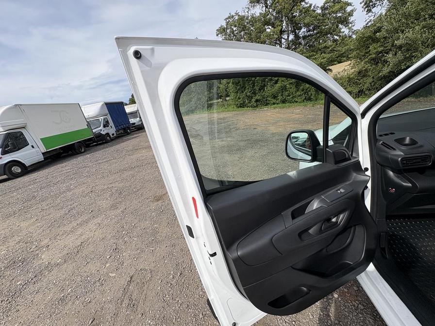 2019 Vauxhall Combo – Model: Combo 2000 Sportive S/S – VK69FXP