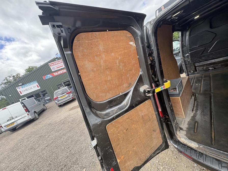 2015 Ford Transit Custom – Model: Transit Custom 290 Ltd E-Tech – OY65EUR