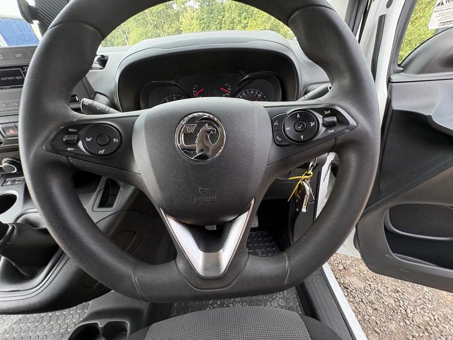 2019 Vauxhall Combo – Model: Combo 2000 Sportive S/S – VK69FXP