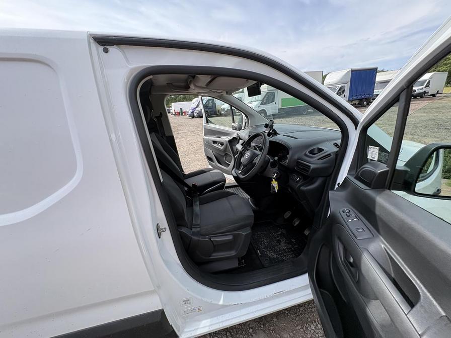 2019 Vauxhall Combo – Model: Combo 2000 Sportive S/S – VK69FXP