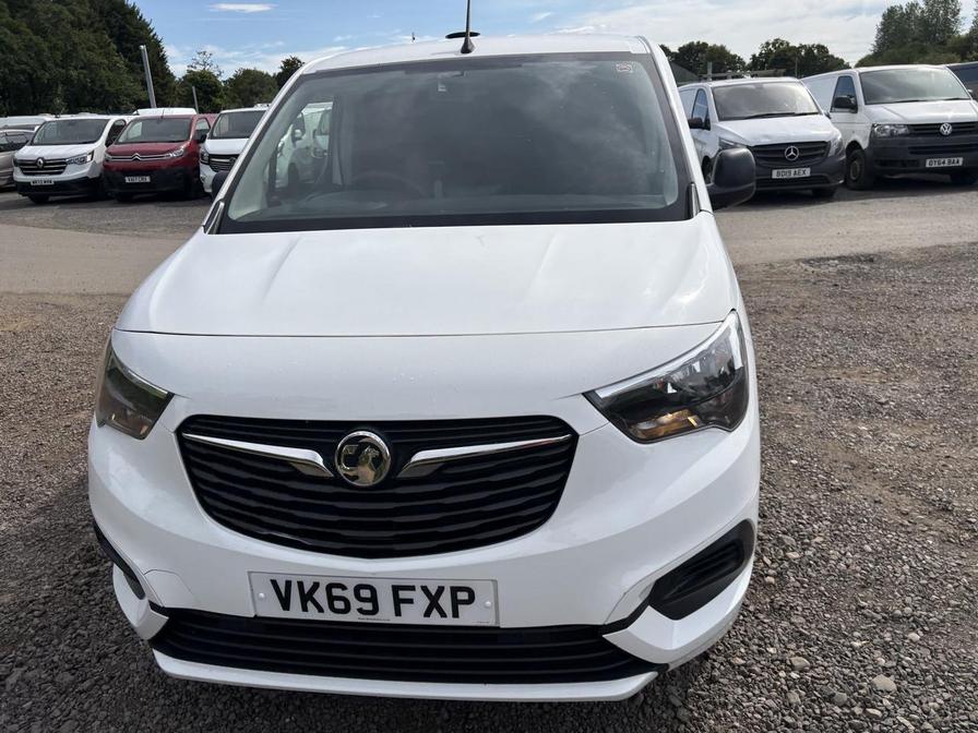 2019 Vauxhall Combo – Model: Combo 2000 Sportive S/S – VK69FXP