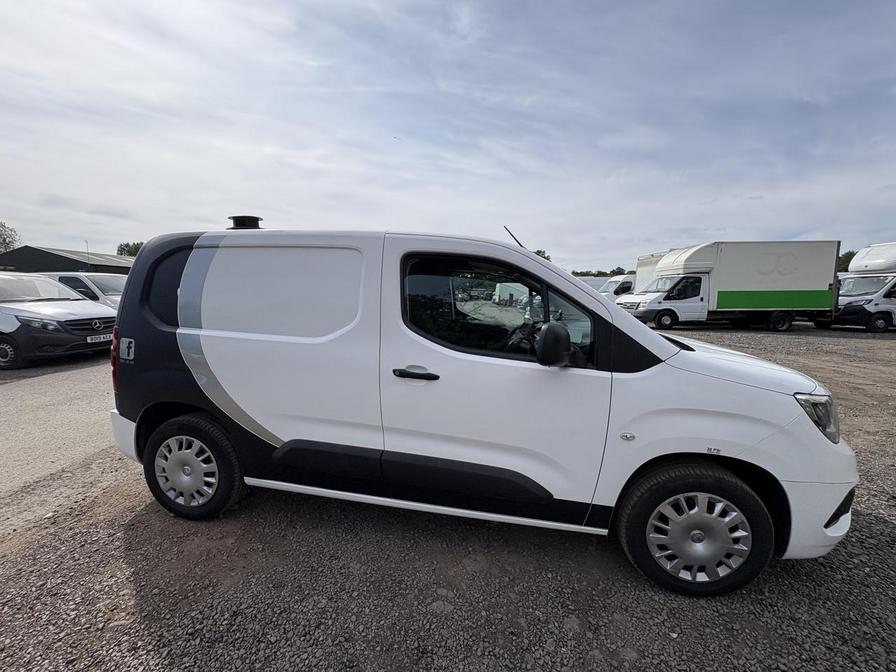 2019 Vauxhall Combo – Model: Combo 2000 Sportive S/S – VK69FXP