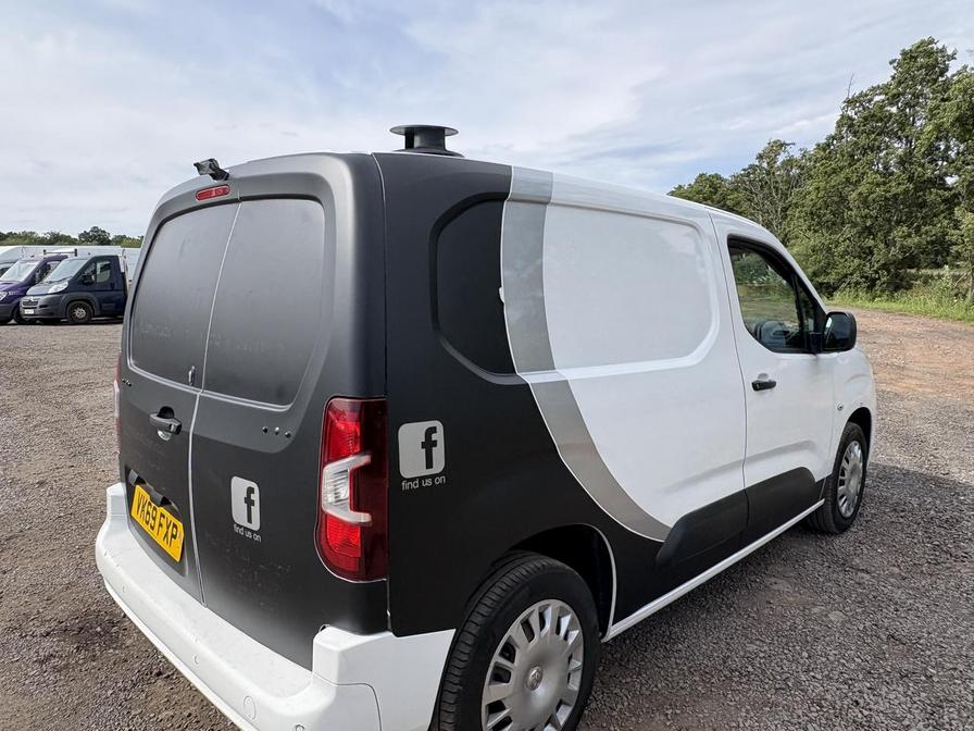 2019 Vauxhall Combo – Model: Combo 2000 Sportive S/S – VK69FXP