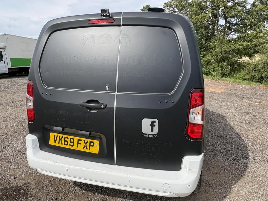 2019 Vauxhall Combo – Model: Combo 2000 Sportive S/S – VK69FXP