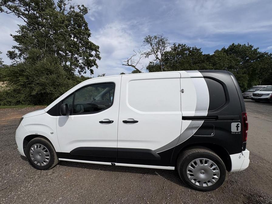 2019 Vauxhall Combo – Model: Combo 2000 Sportive S/S – VK69FXP