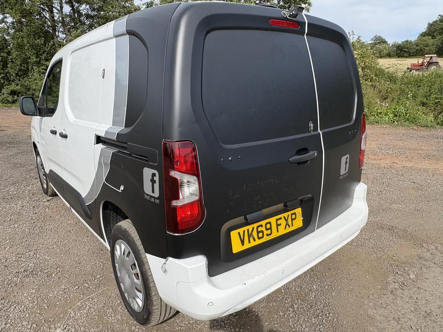 2019 Vauxhall Combo – Model: Combo 2000 Sportive S/S – VK69FXP