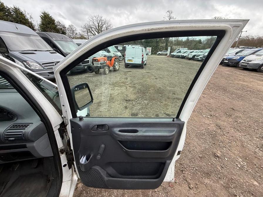 2004 Peugeot Expert – Model: Expert 900 HDi – LN04VWU