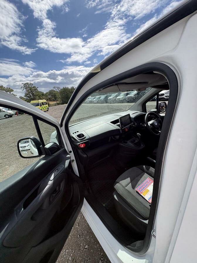 2019 Vauxhall Combo – Model: Combo 2000 Sportive S/S – DU19LKF