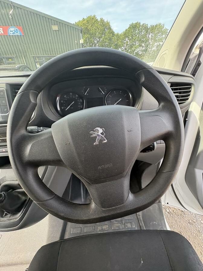 2022 Peugeot Expert – Model: Expert Professional Premium L2 Blue HDi – CP72DHM