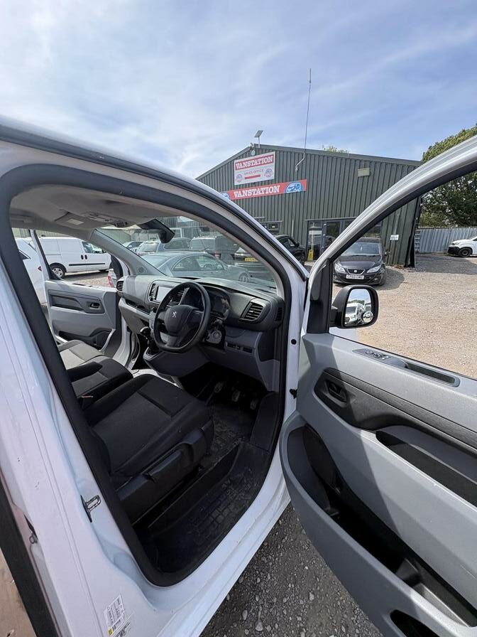 2022 Peugeot Expert – Model: Expert Professional Premium L2 Blue HDi – CP72DHM