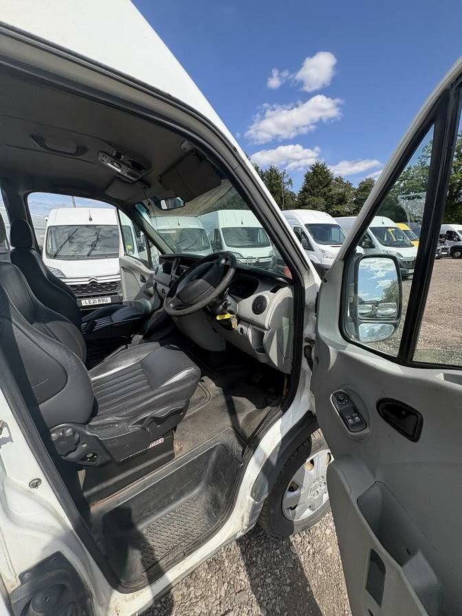 2005 Renault Master – Model: Master LM35 dCi 100 LWB – YX05LCT