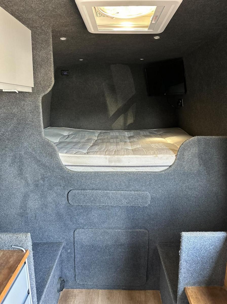 2010 Mercedes-Benz Sprinter – Model: Sprinter 319 CDi – AV10OMH