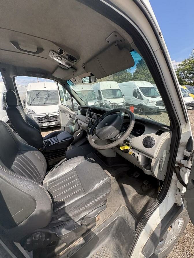 2005 Renault Master – Model: Master LM35 dCi 100 LWB – YX05LCT