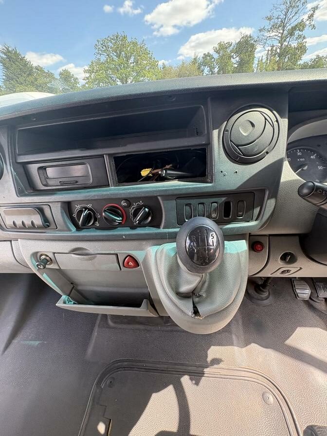 2005 Renault Master – Model: Master LM35 dCi 100 LWB – YX05LCT