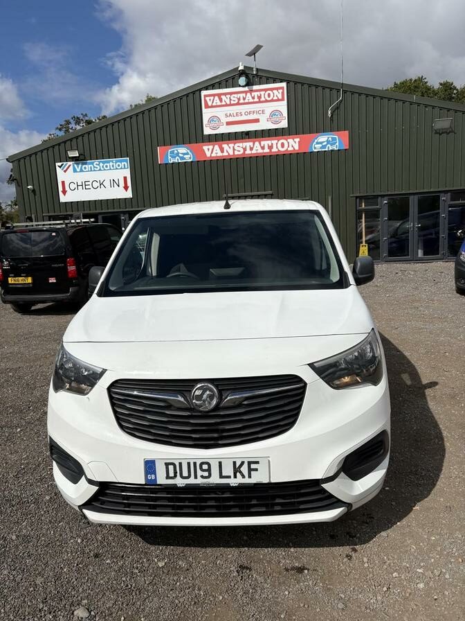 2019 Vauxhall Combo – Model: Combo 2000 Sportive S/S – DU19LKF