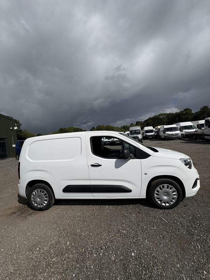 2019 Vauxhall Combo – Model: Combo 2000 Sportive S/S – DU19LKF