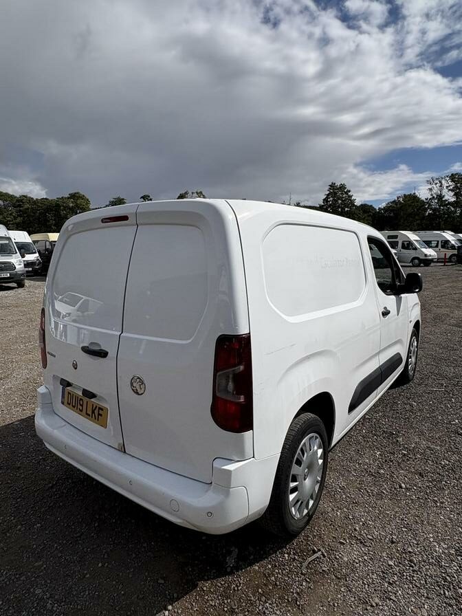 2019 Vauxhall Combo – Model: Combo 2000 Sportive S/S – DU19LKF