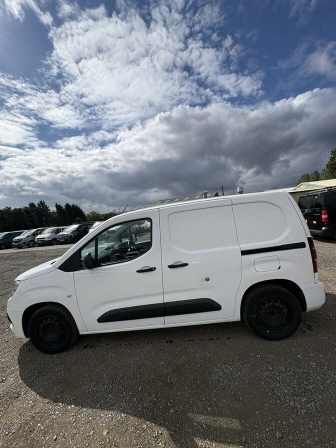 2019 Vauxhall Combo – Model: Combo 2000 Sportive S/S – DU19LKF