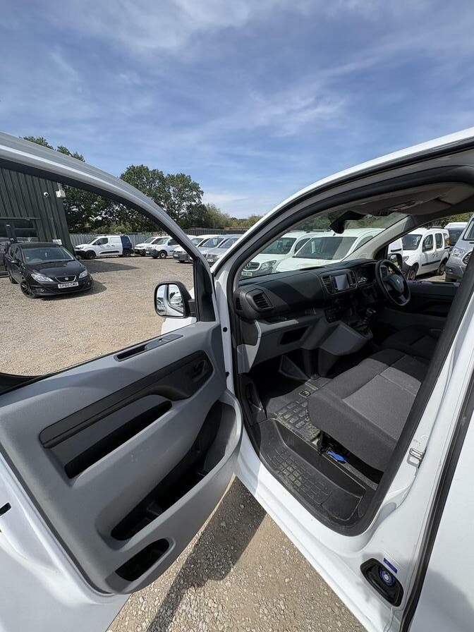 2022 Peugeot Expert – Model: Expert Professional Premium L2 Blue HDi – CP72DHM