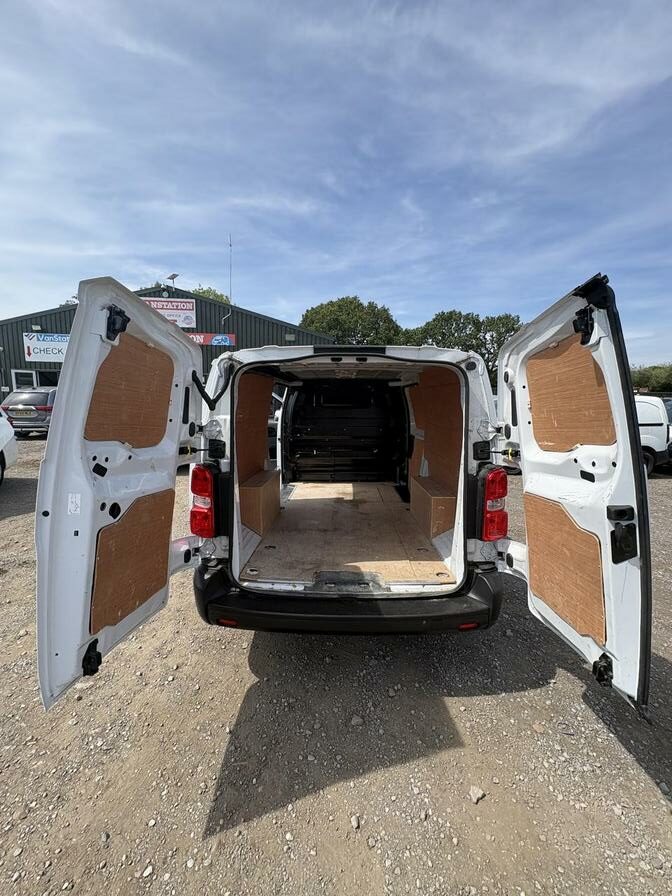 2022 Peugeot Expert – Model: Expert Professional Premium L2 Blue HDi – CP72DHM