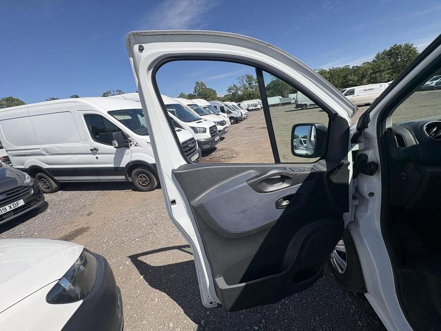 2015 Vauxhall Vivaro Combi – Model: Vivaro CDTi – DY65YGH