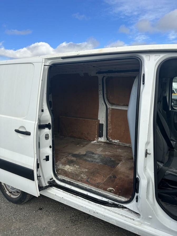 2015 Citroen Dispatch – Model: Dispatch 1200 L2H1 Enterprise HDi – LG15HKE