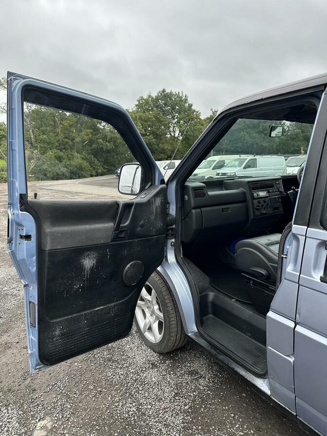 1997 Volkswagen Caravelle – Model: Caravelle Auto SWB – R742TKY
