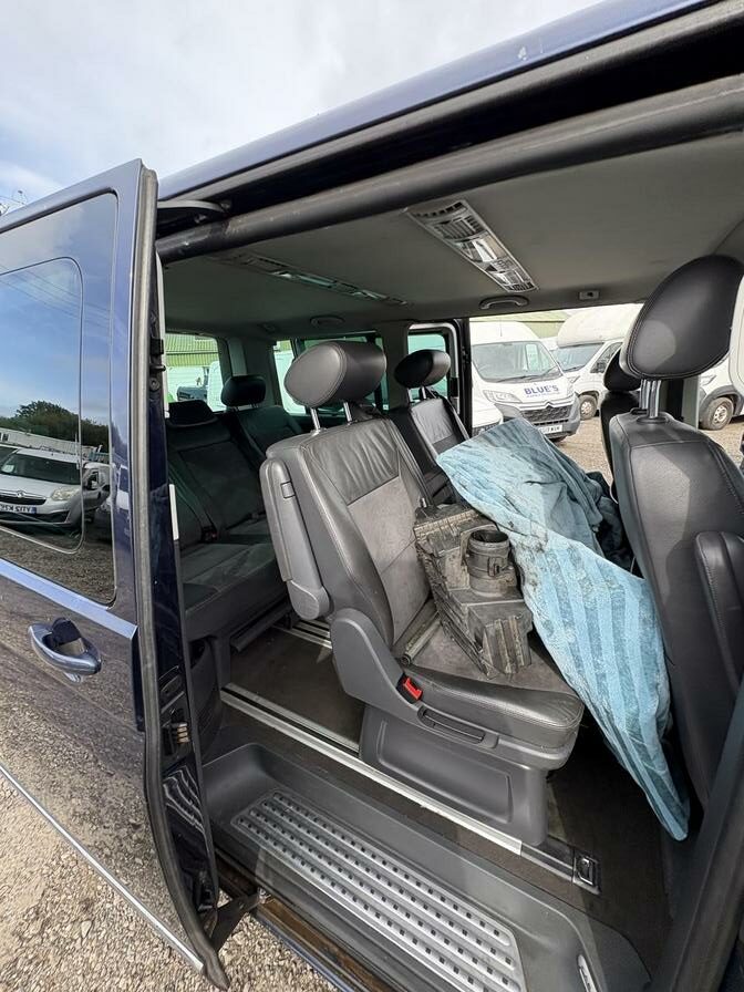 2010 Volkswagen Caravelle – Model: Caravelle Executive TDI 180 – BF10TKY