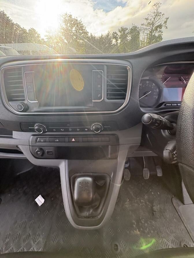 2022 Vauxhall Vivaro – Model: Vivaro F2700 Sportive S/S – YE72XVW