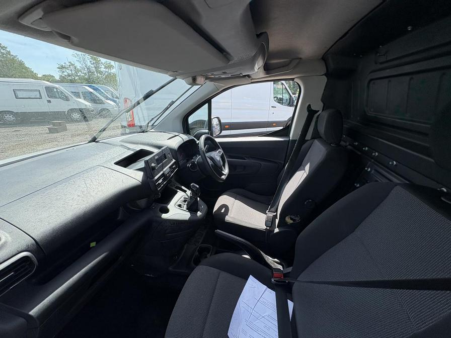 2020 Vauxhall Combo – Model: Combo 2300 Sportive TD S/S – DY70PZH