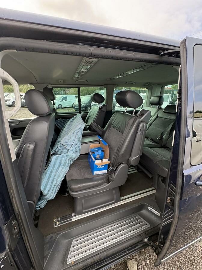 2010 Volkswagen Caravelle – Model: Caravelle Executive TDI 180 – BF10TKY