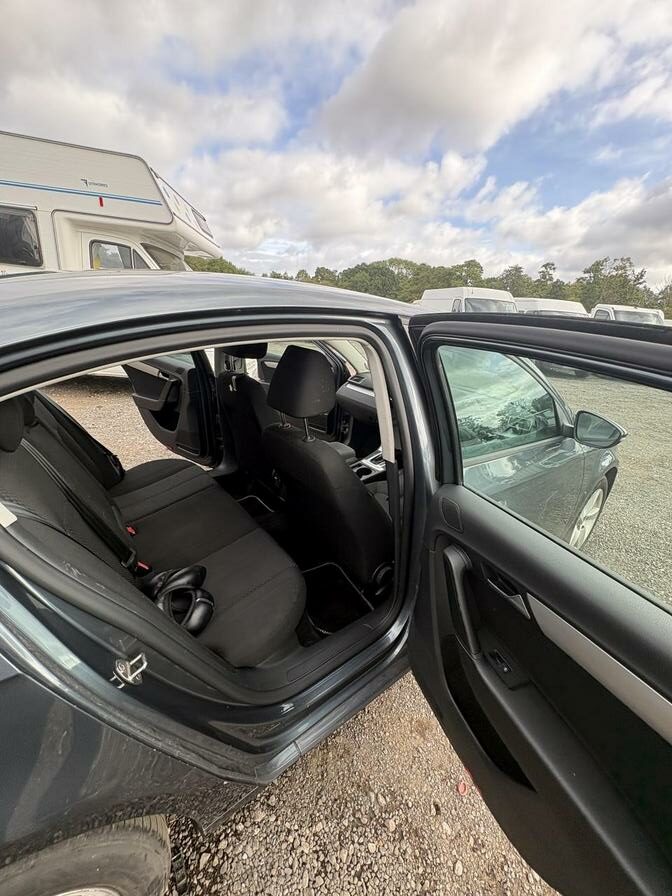 2014 Volkswagen Passat – Model: Passat S BlueMotion Technology TDI Semi-Auto – FT63LNG