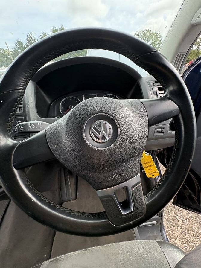 2010 Volkswagen Caravelle – Model: Caravelle Executive TDI 180 – BF10TKY