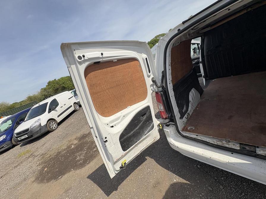 2020 Vauxhall Combo – Model: Combo 2300 Sportive TD S/S – DY70PZH
